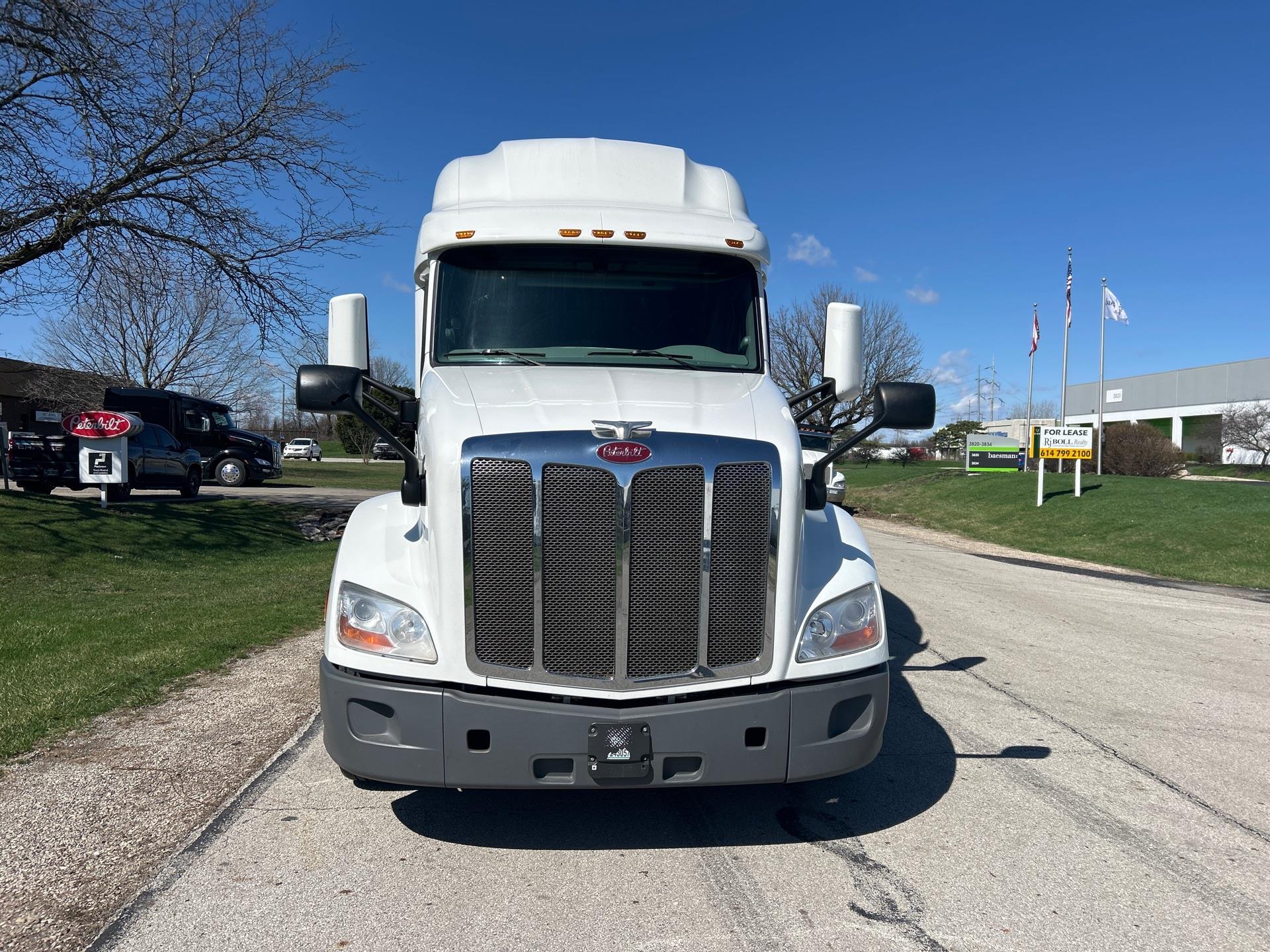 2021 Peterbilt 579 - image 2