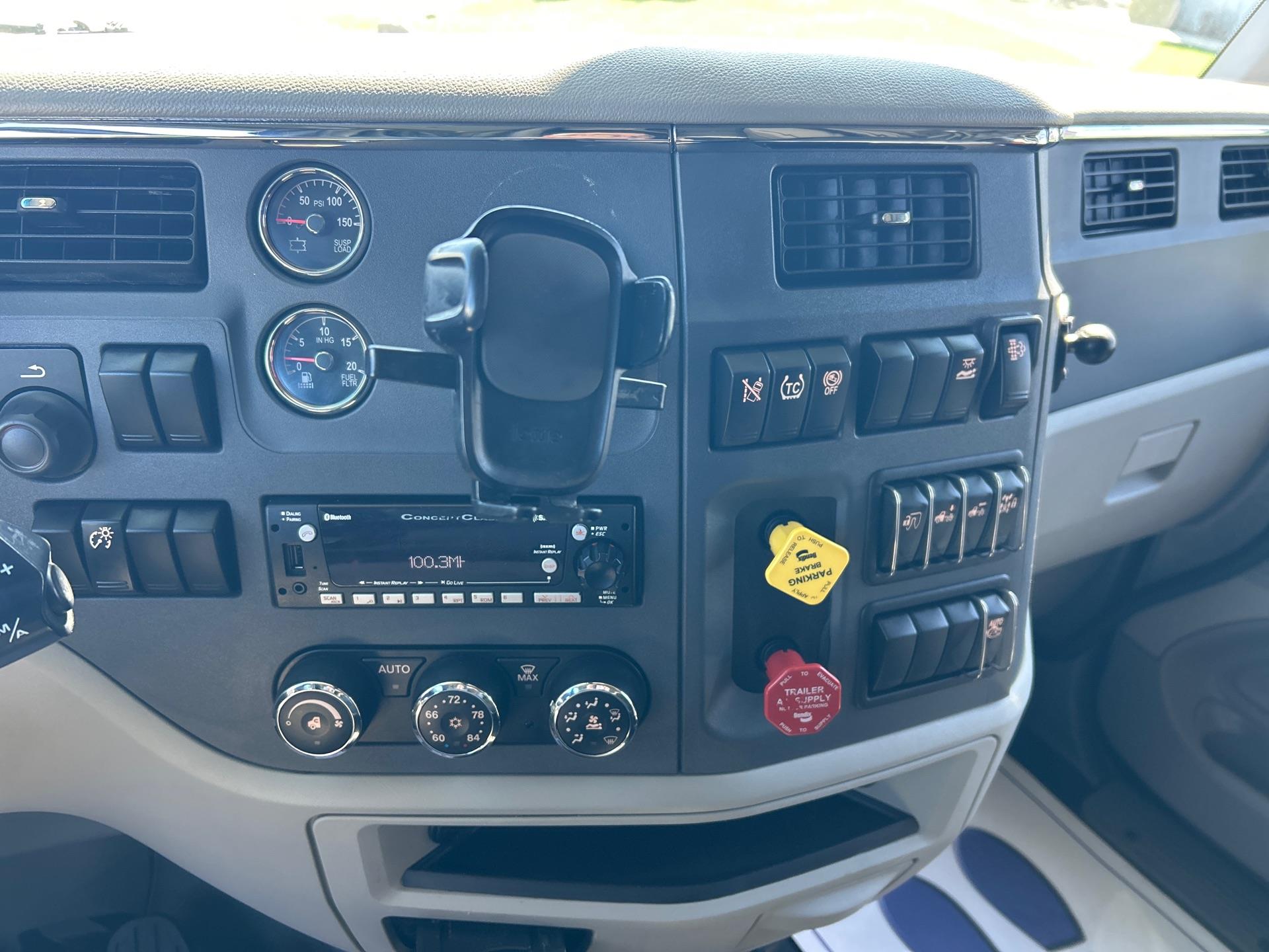 2021 Peterbilt 579 - image 13