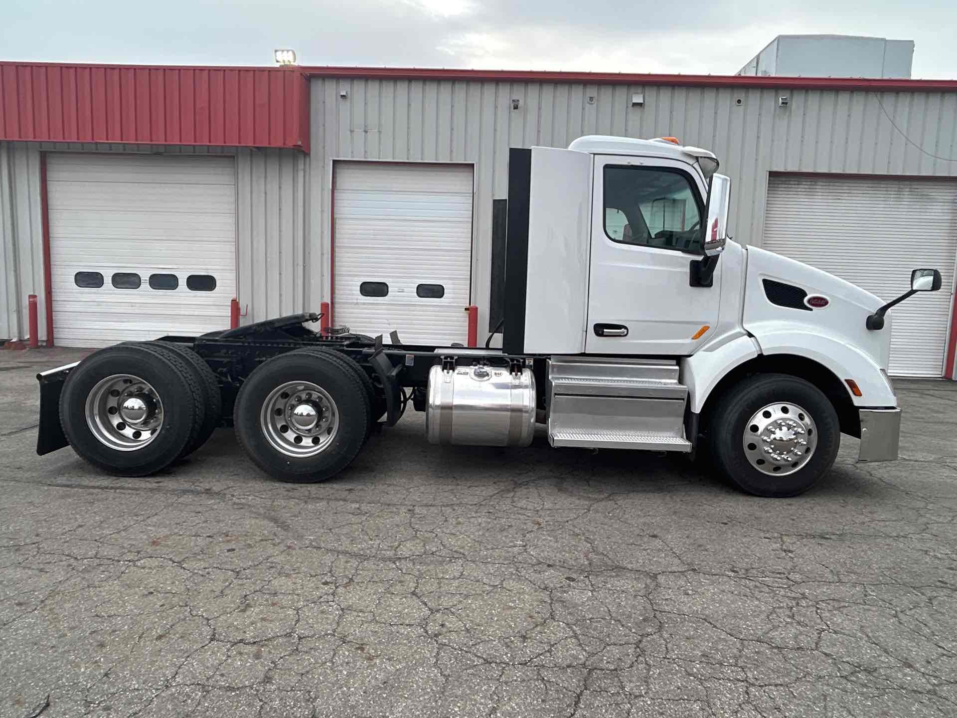 2019 Peterbilt 579 - image 2