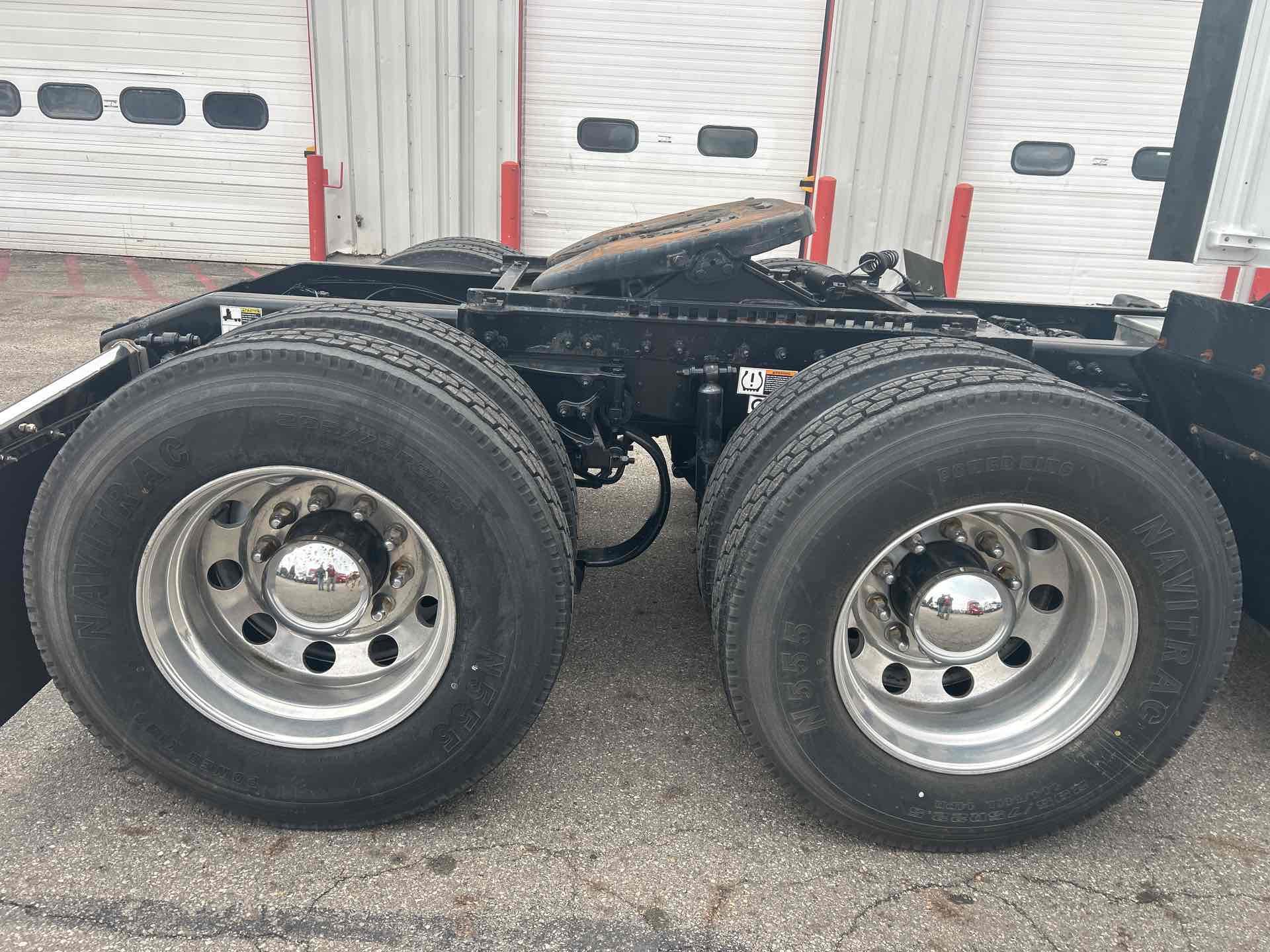 2019 Peterbilt 579 - image 3