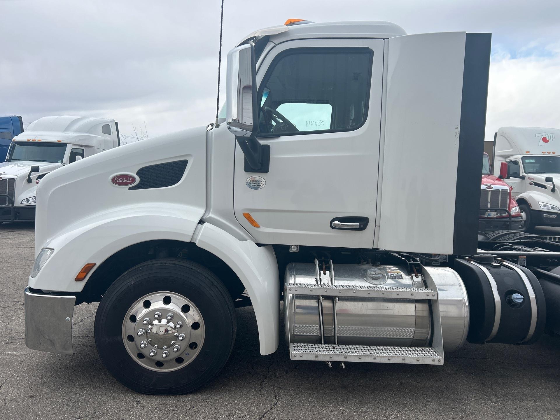 2019 Peterbilt 579 - image 7