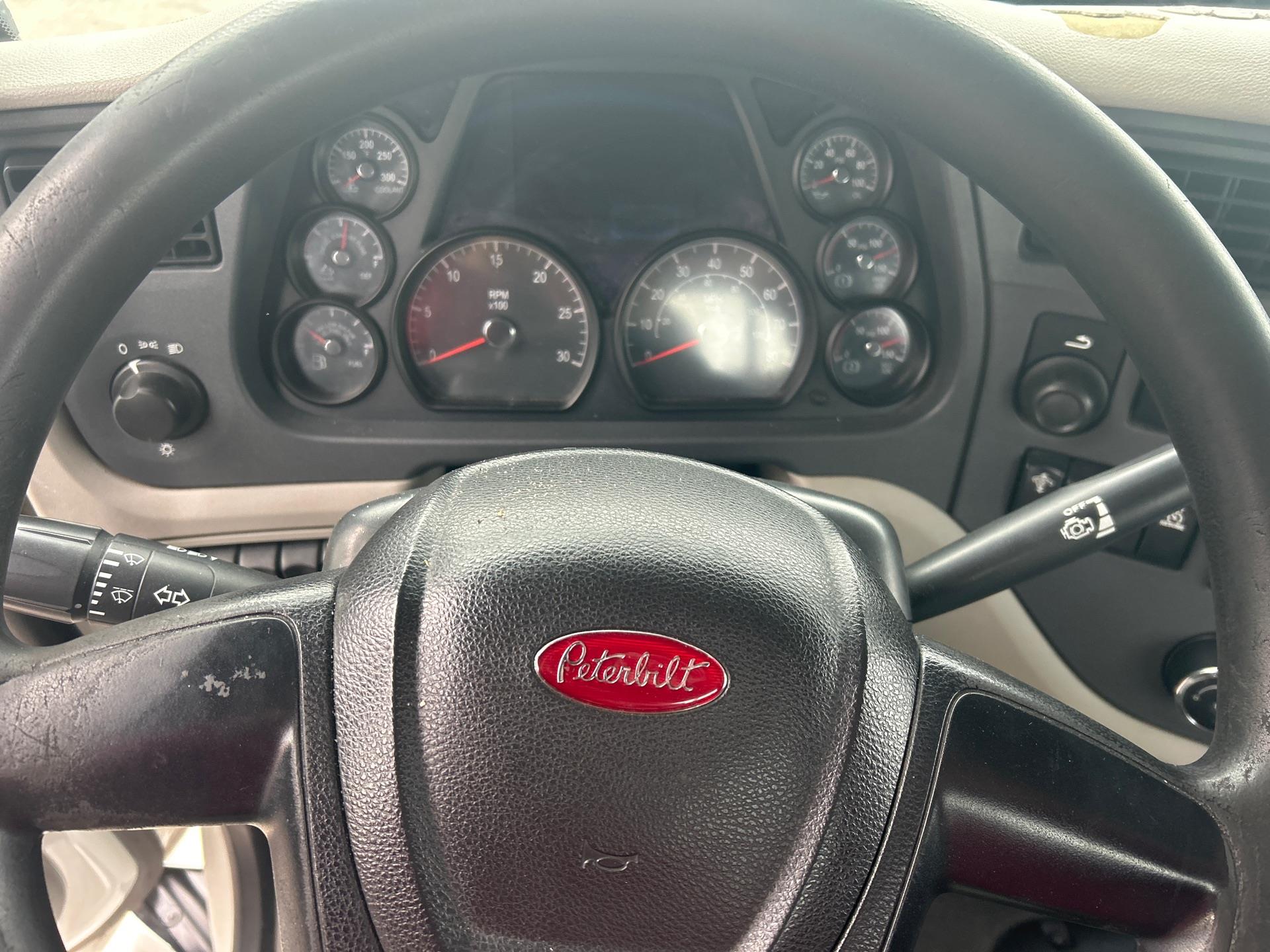 2019 Peterbilt 579 - image 12