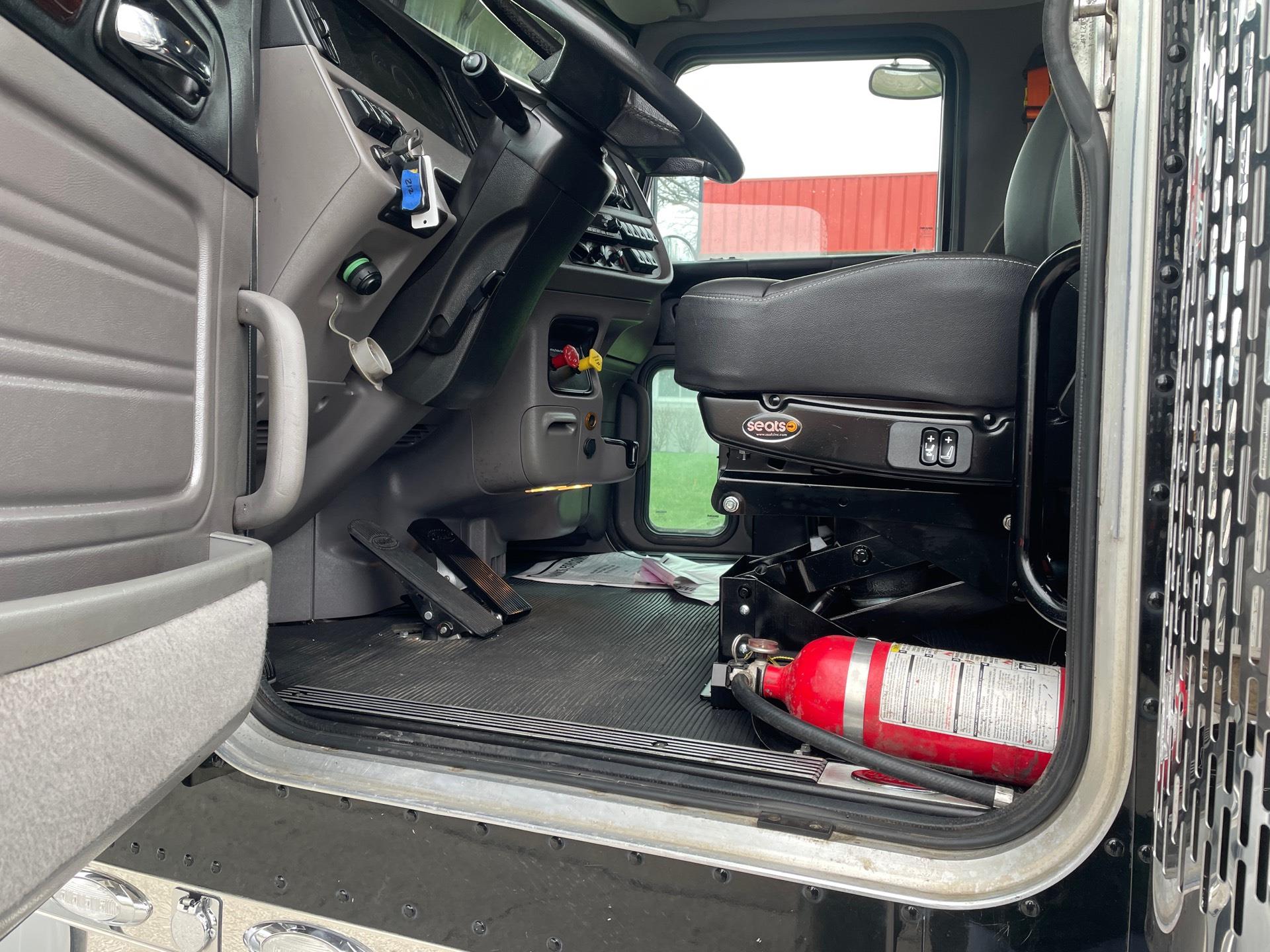 2023 Peterbilt 389 - image 13