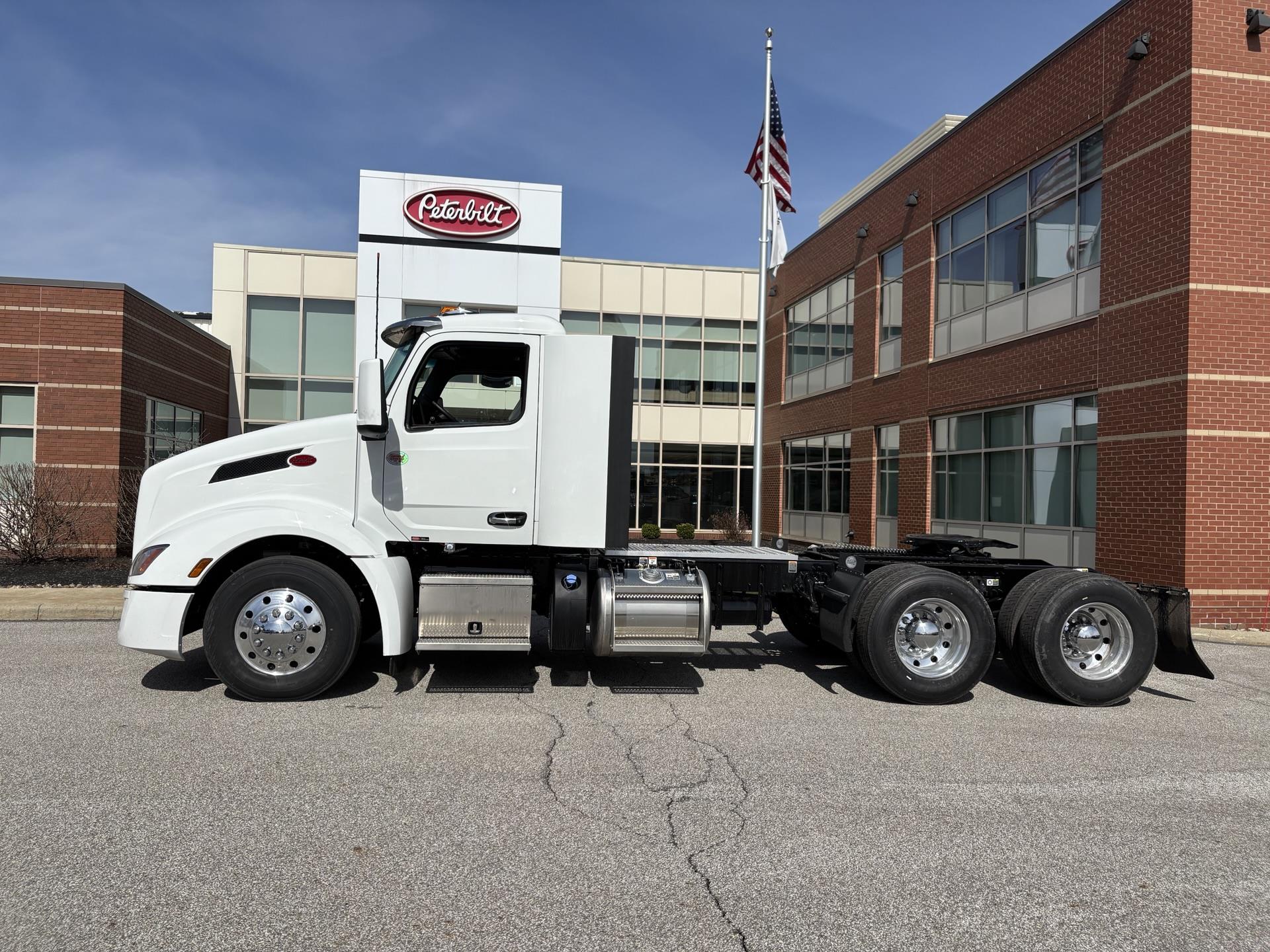 2027 Peterbilt 579 - image 2