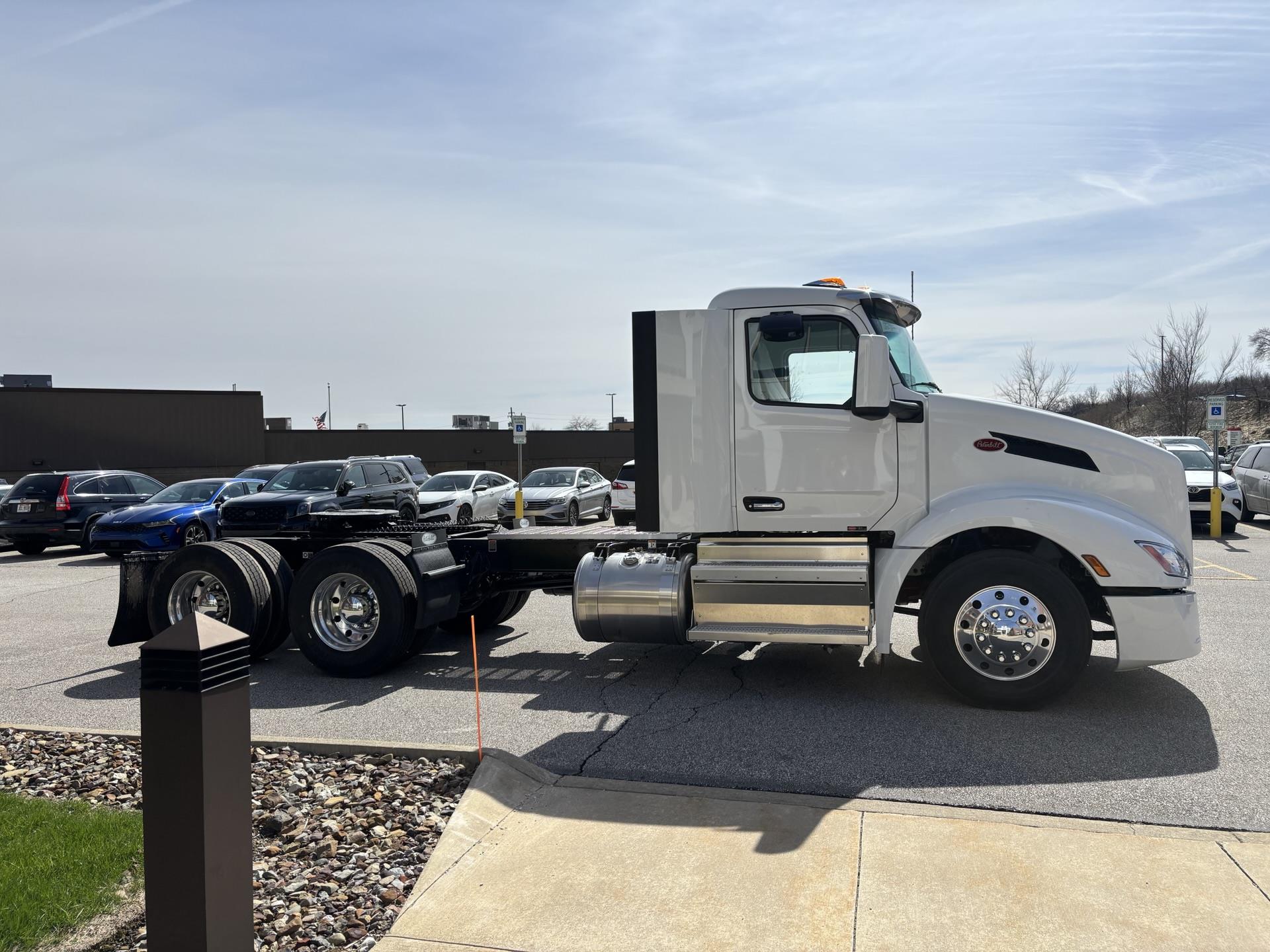 2027 Peterbilt 579 - image 5