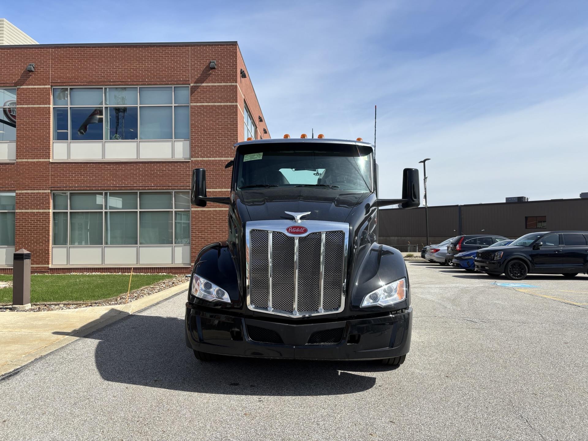 2027 Peterbilt 579 - image 3