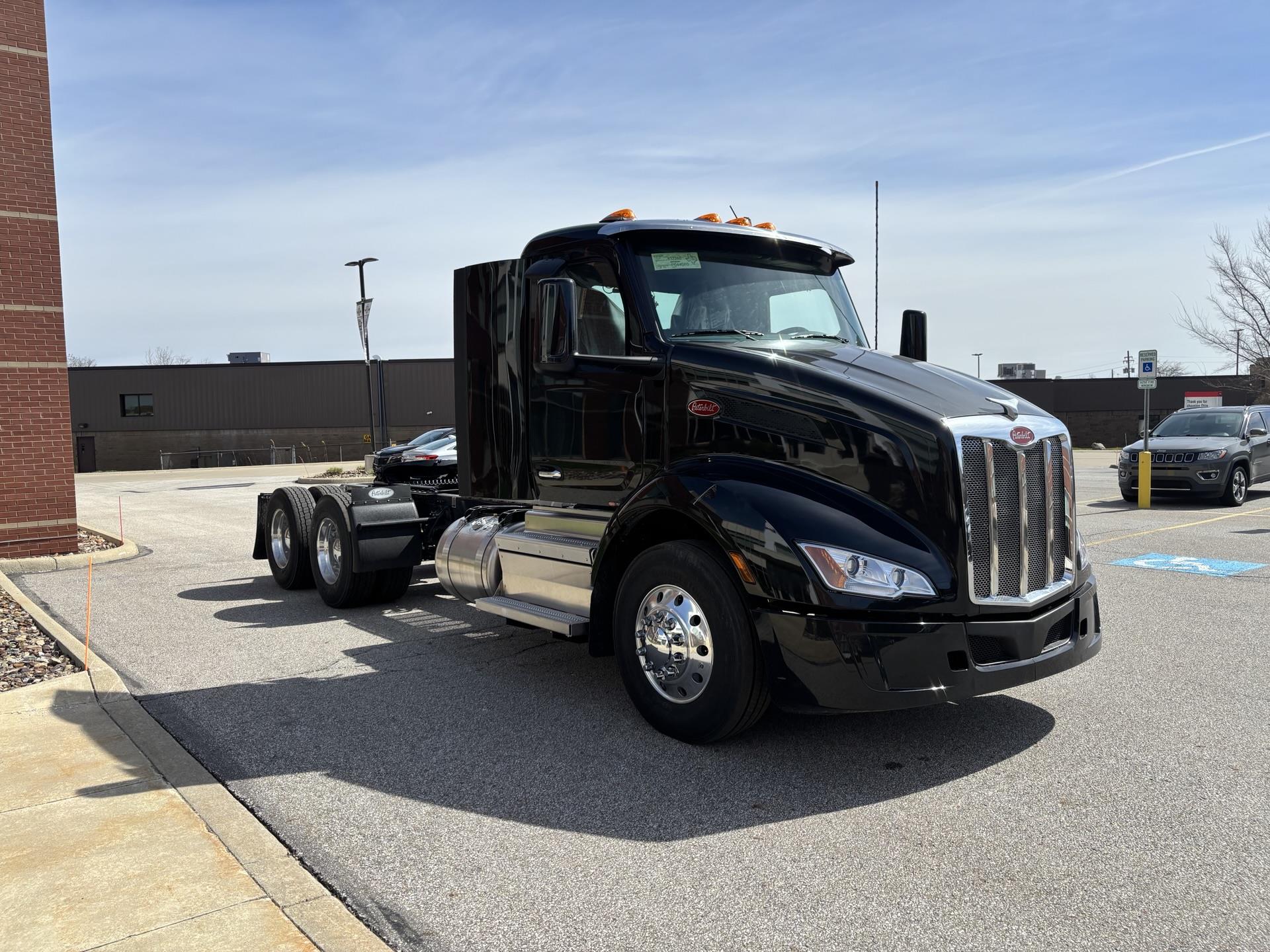 2027 Peterbilt 579 - image 4