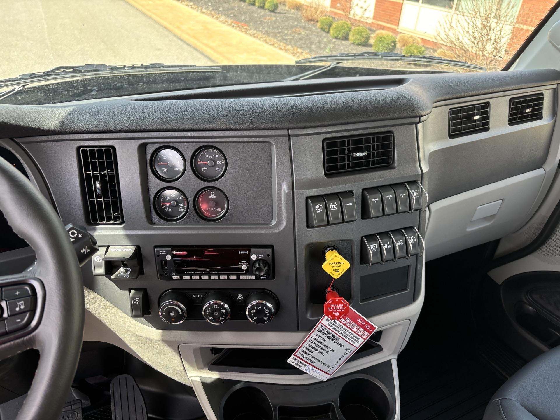 2027 Peterbilt 579 - image 9