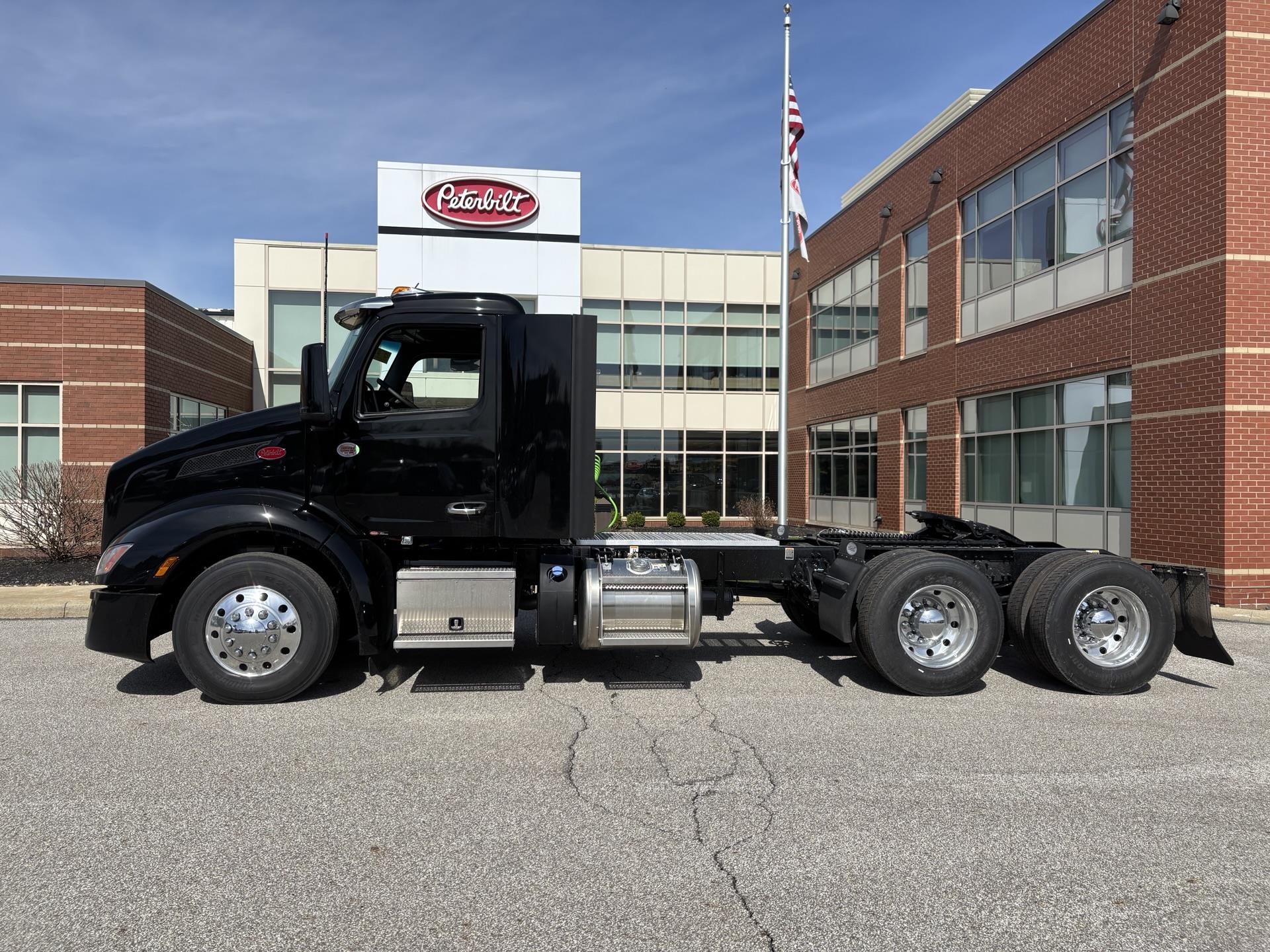 2027 Peterbilt 579 - image 2