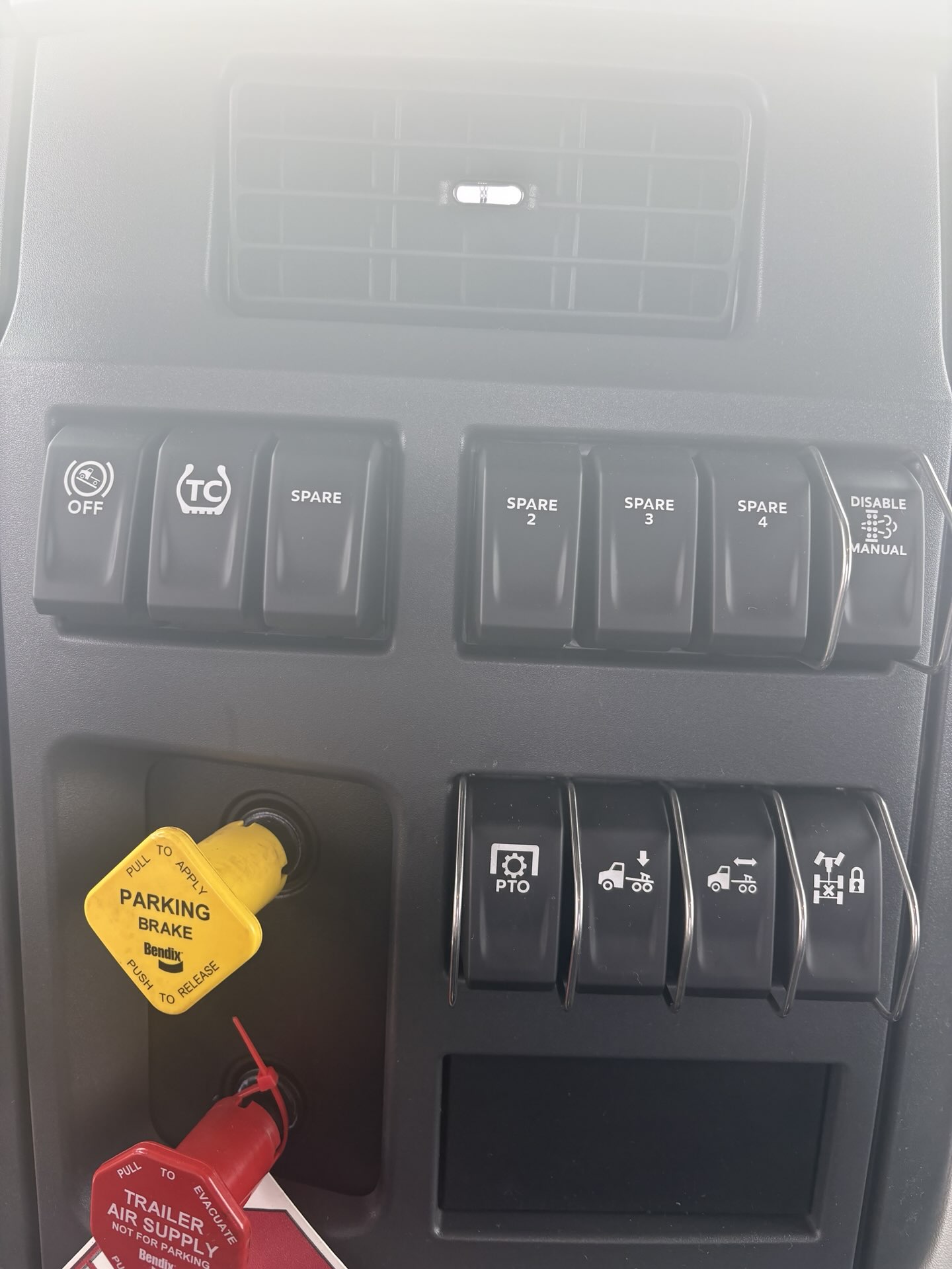 2027 Peterbilt 579 - image 12