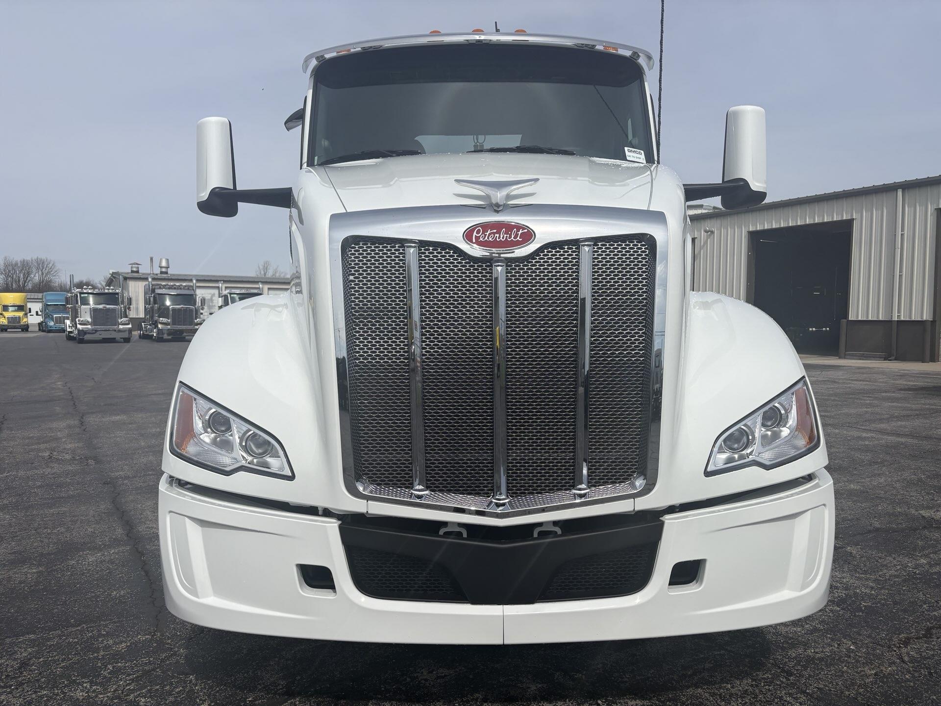 2027 Peterbilt 579 - image 3