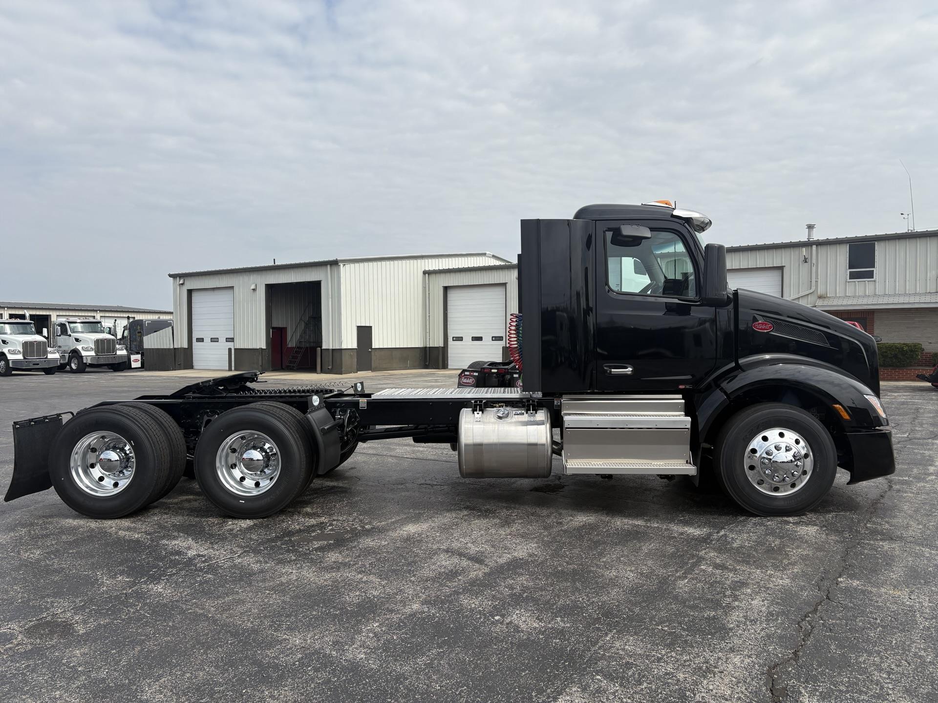 2027 Peterbilt 579 - image 7