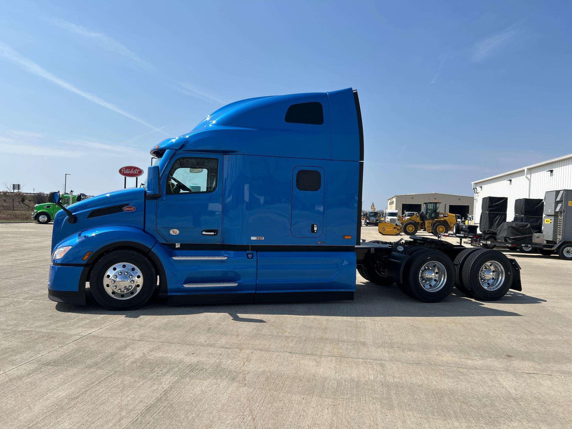 2027 Peterbilt 579 - image 2