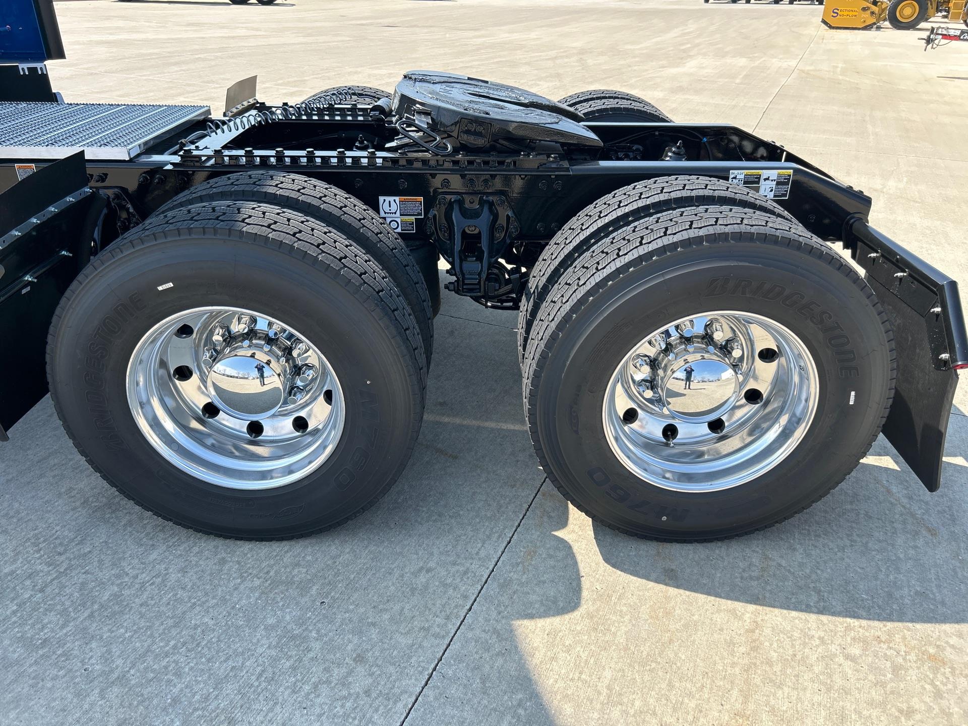 2027 Peterbilt 579 - image 3