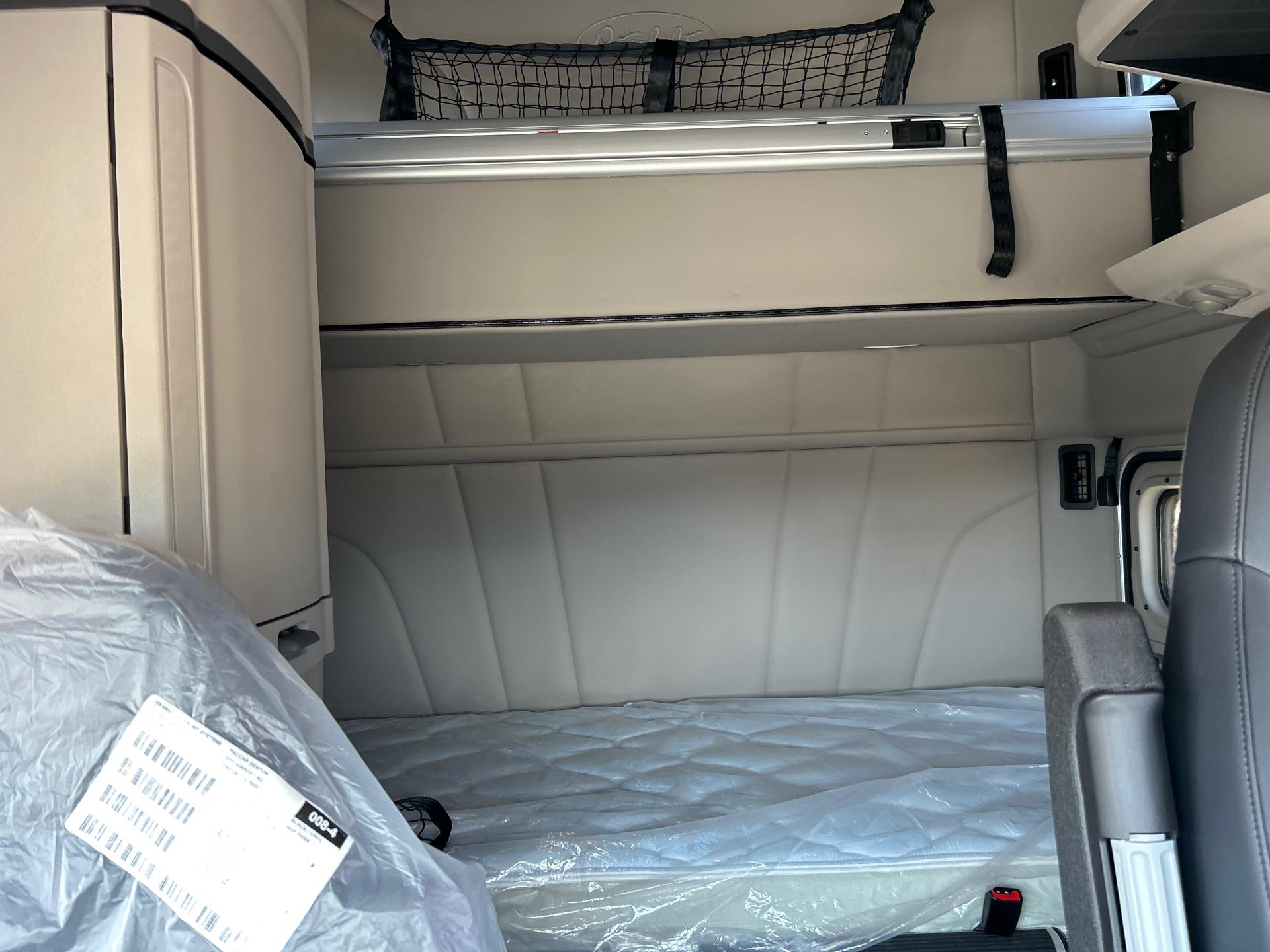 2027 Peterbilt 579 - image 11