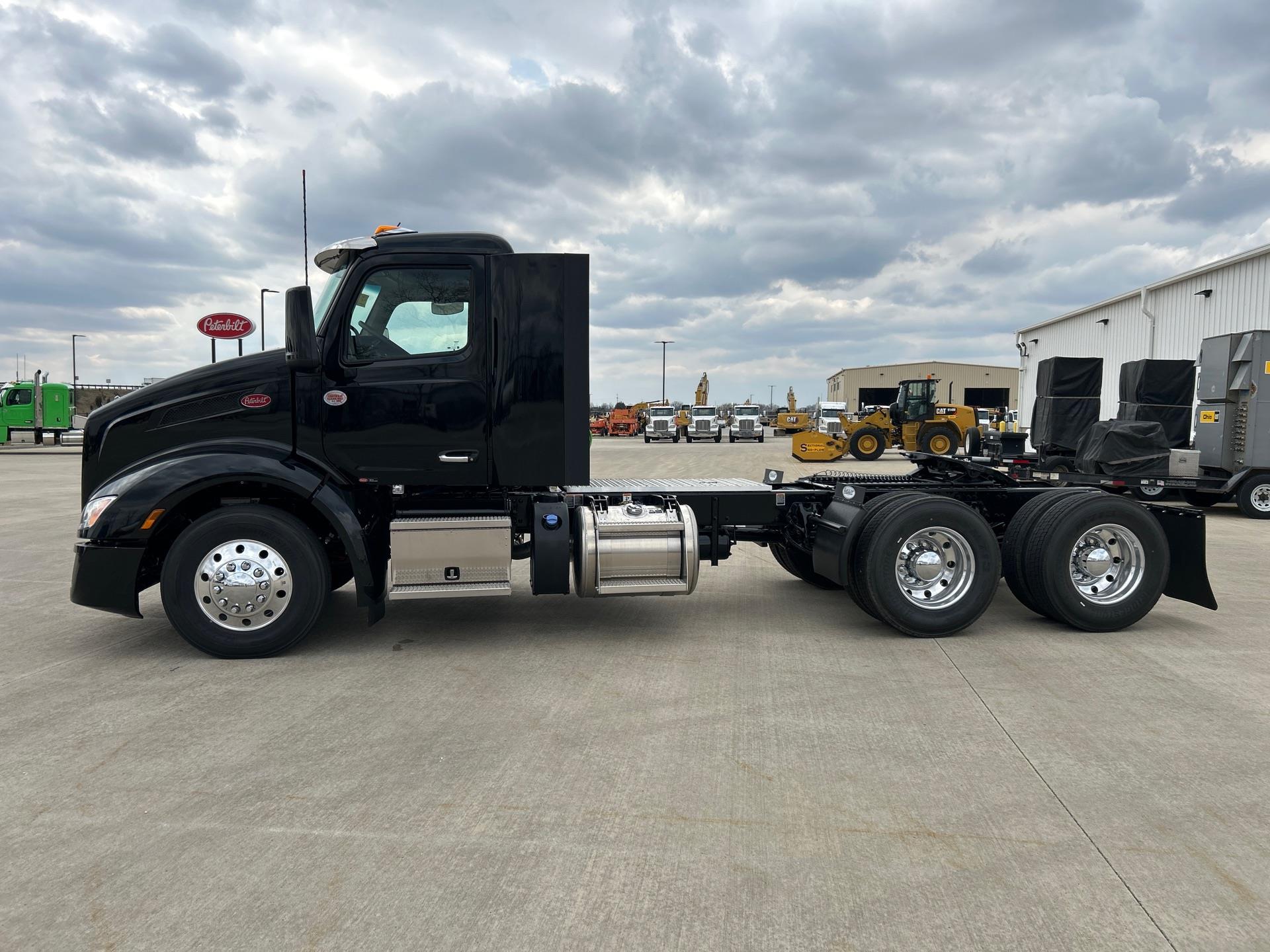 2027 Peterbilt 579 - image 2