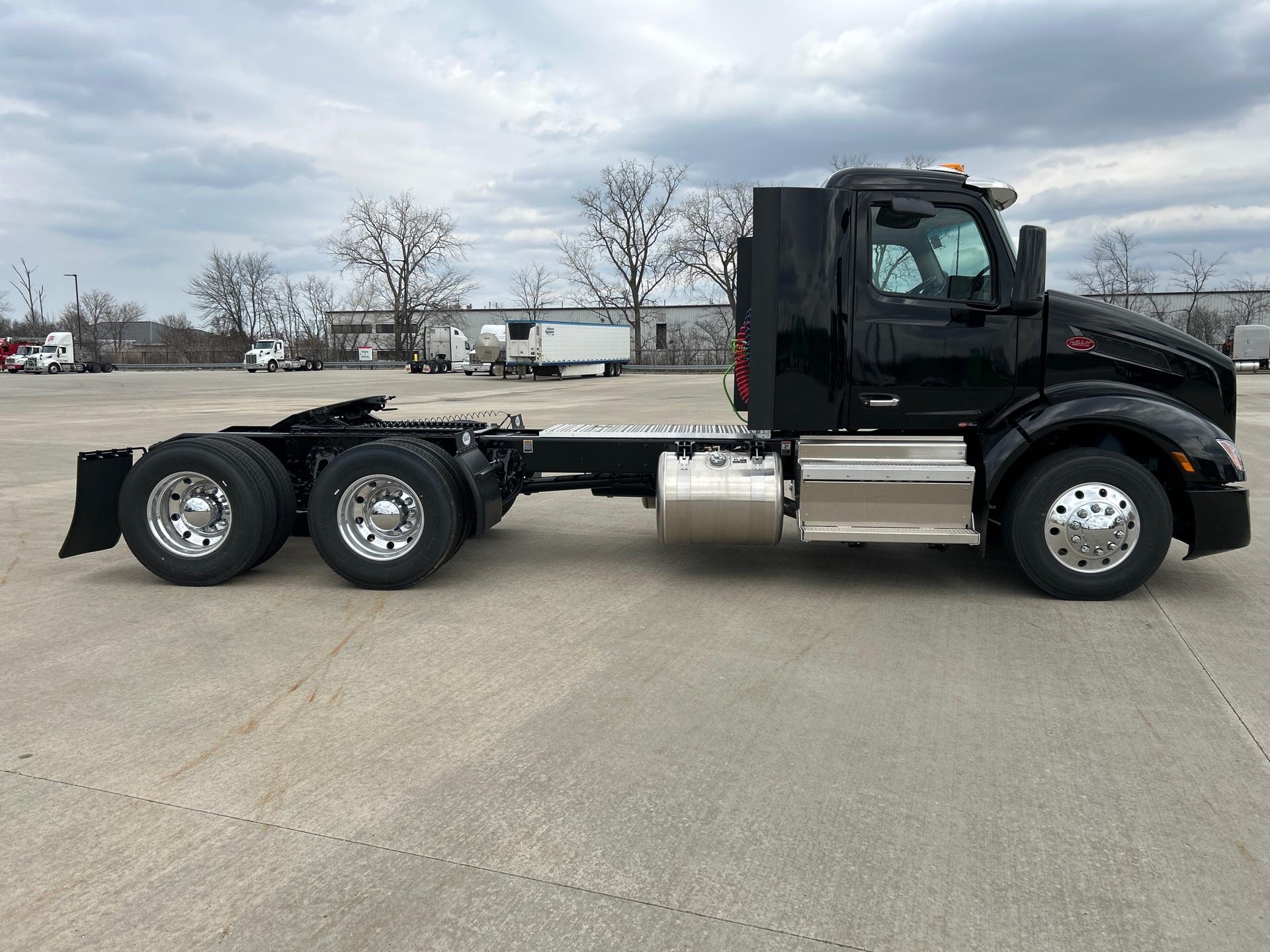 2027 Peterbilt 579 - image 4