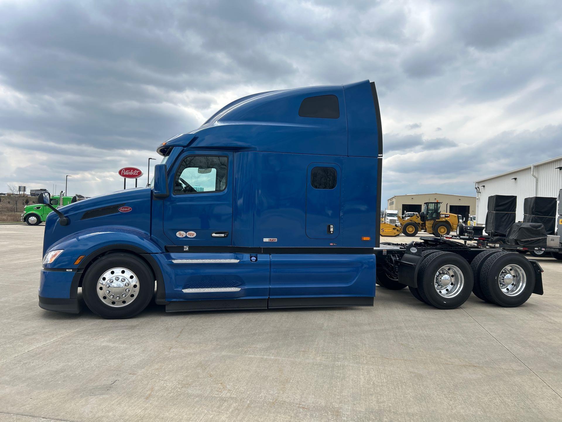 2027 Peterbilt 579 - image 2