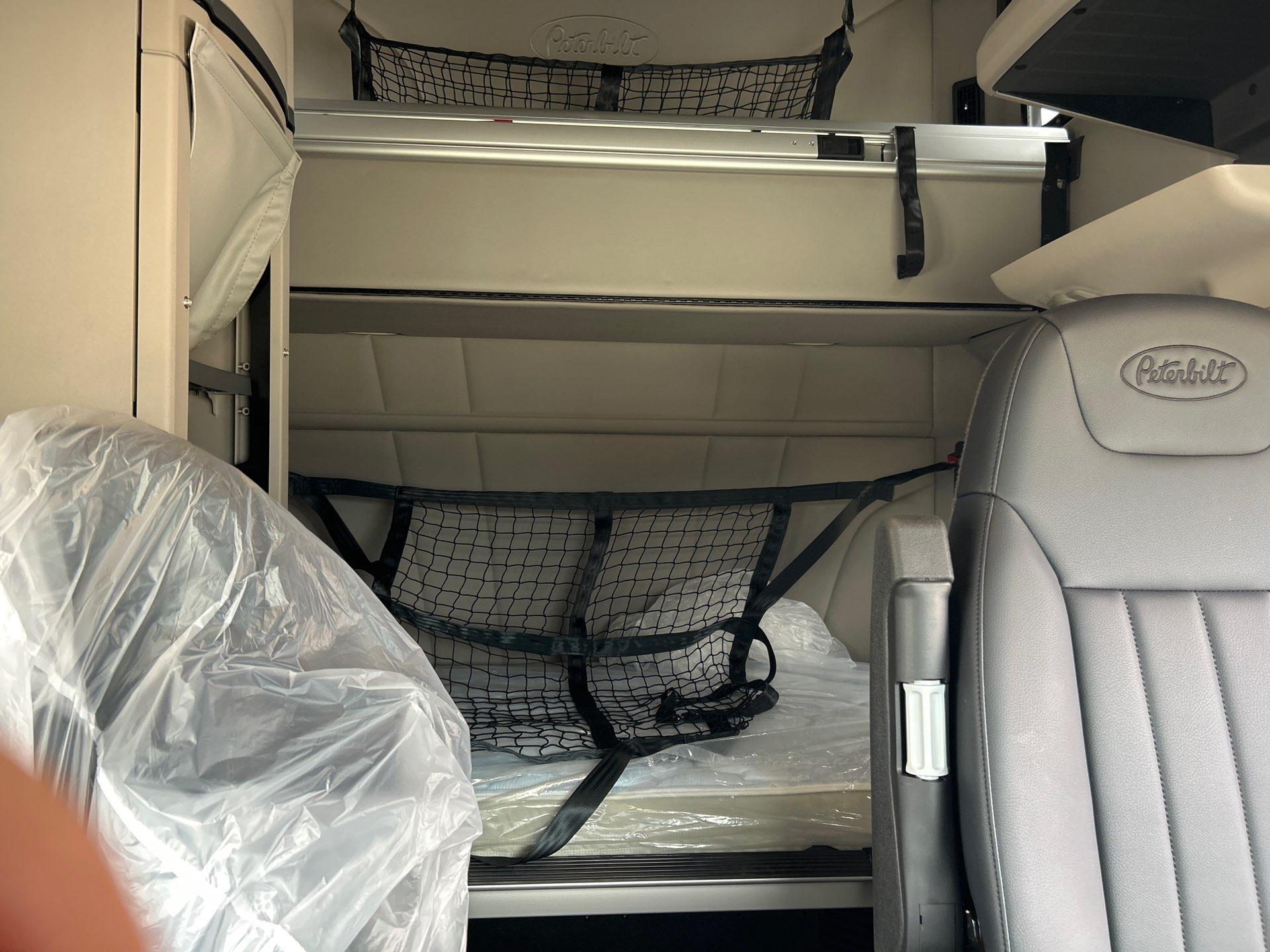 2027 Peterbilt 579 - image 10