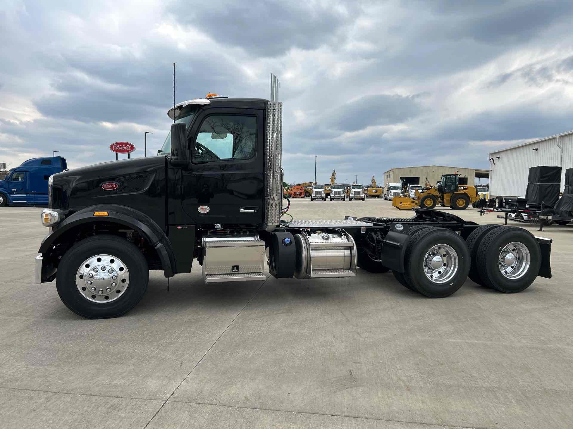 2027 Peterbilt 567 - image 2