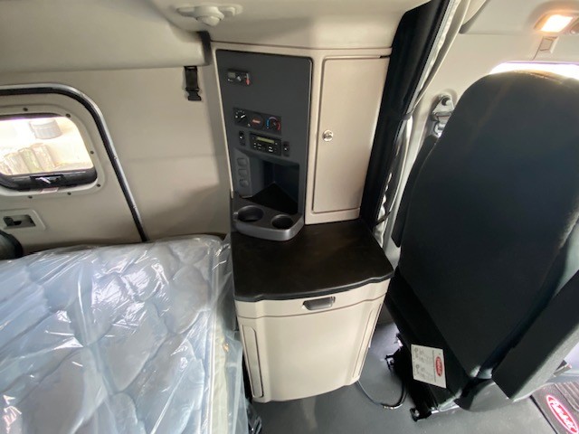 2027 Peterbilt 579 - image 7