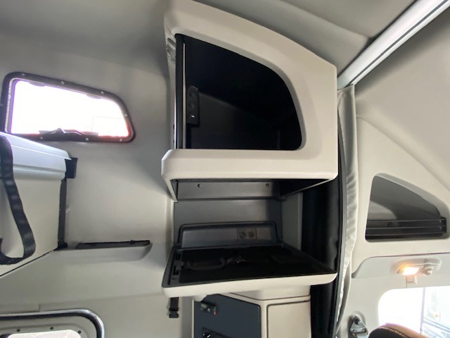 2027 Peterbilt 579 - image 15