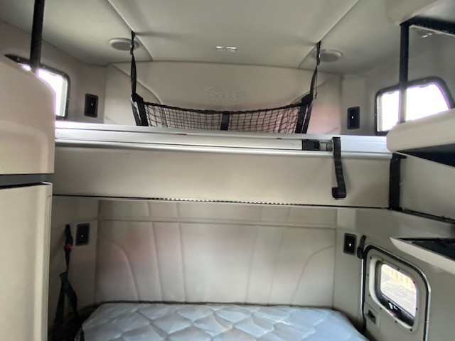 2027 Peterbilt 579 - image 16