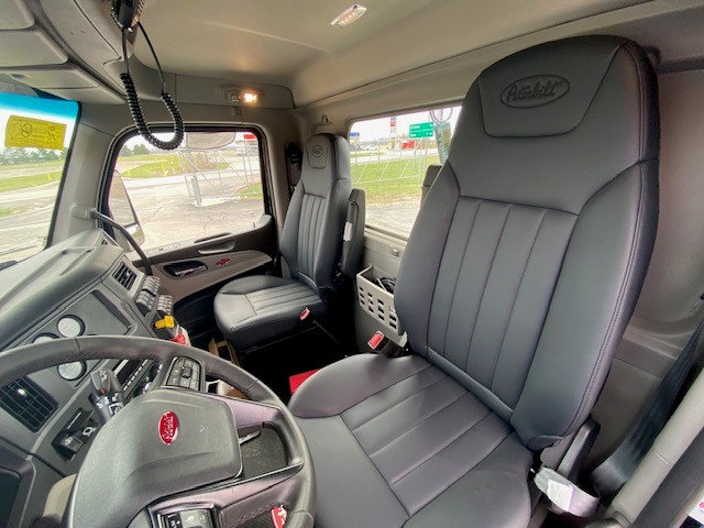 2027 Peterbilt 579 - image 9