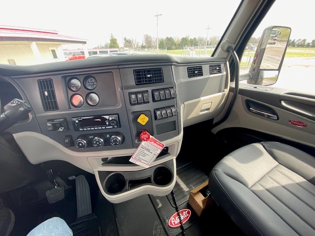 2027 Peterbilt 579 - image 10