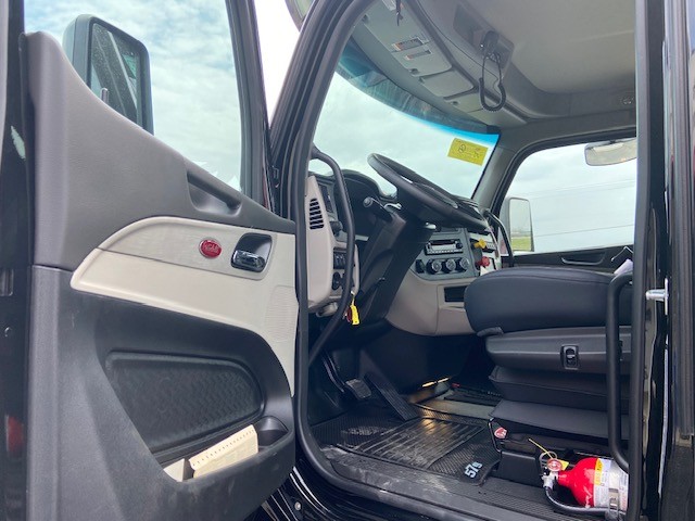 2027 Peterbilt 579 - image 11