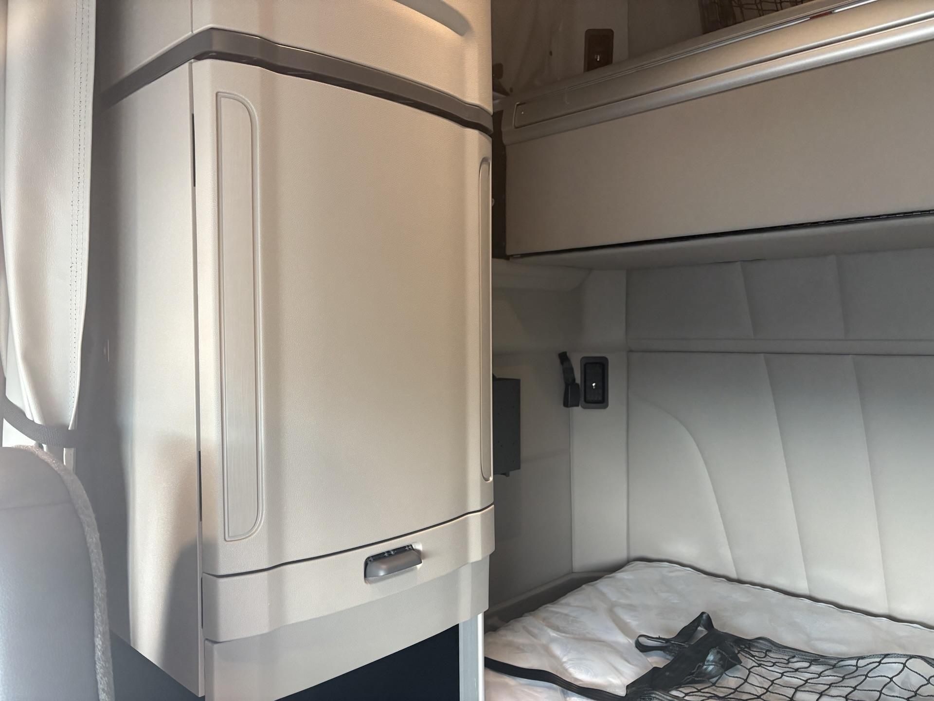 2027 Peterbilt 579 - image 13