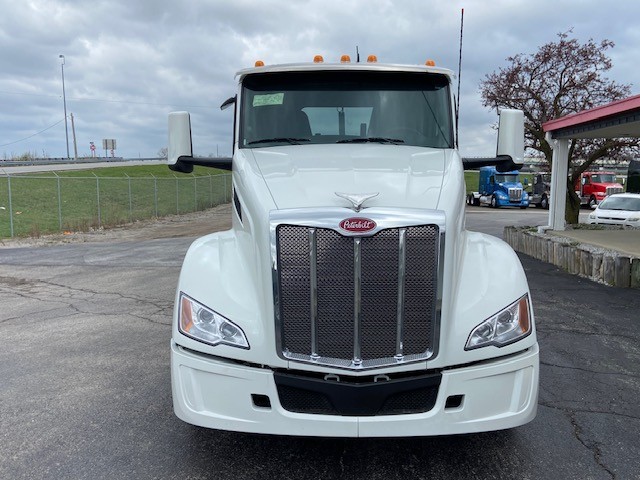 2027 Peterbilt 579 - image 3