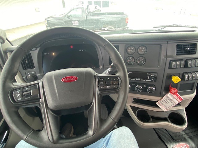 2027 Peterbilt 579 - image 6