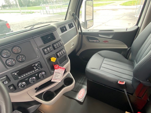 2027 Peterbilt 579 - image 8