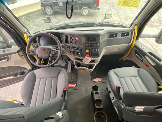 2027 Peterbilt 579 - image 10