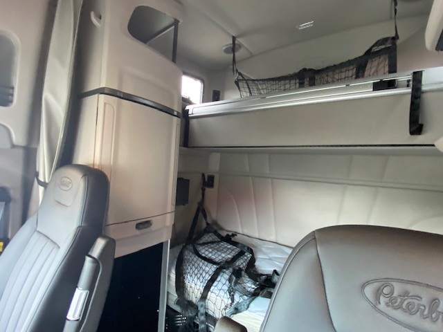 2027 Peterbilt 579 - image 17