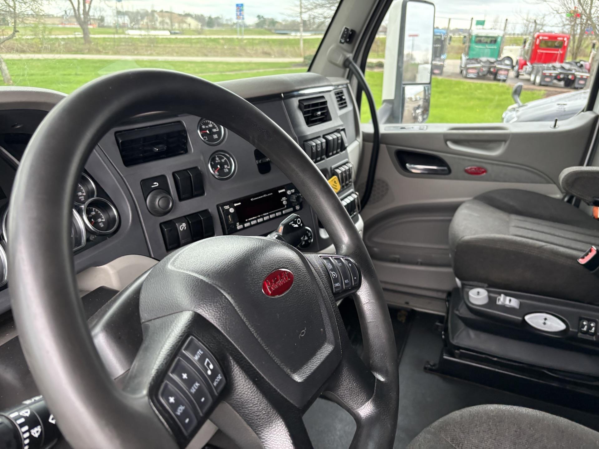 2021 Peterbilt 579 - image 7