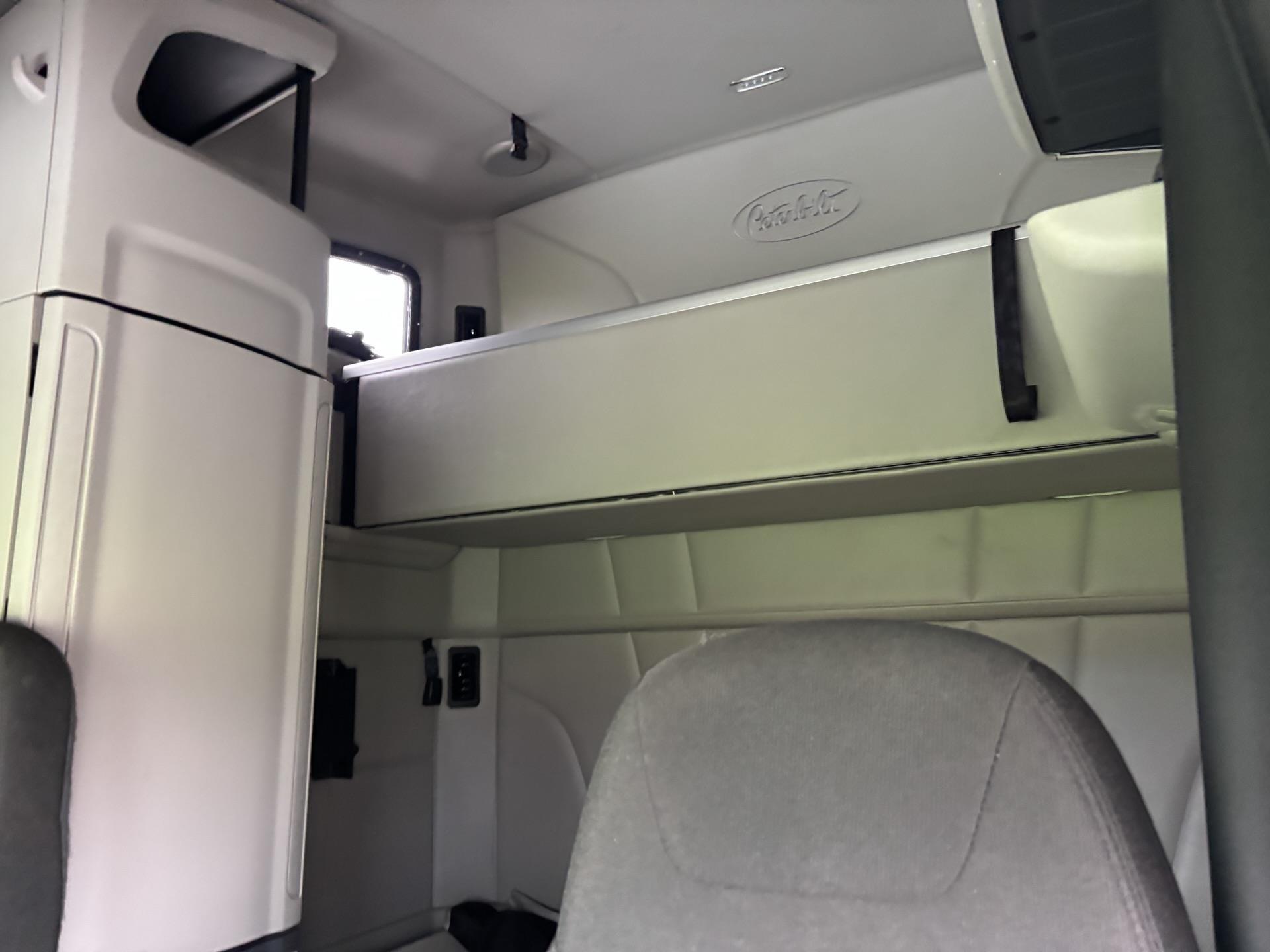 2021 Peterbilt 579 - image 9