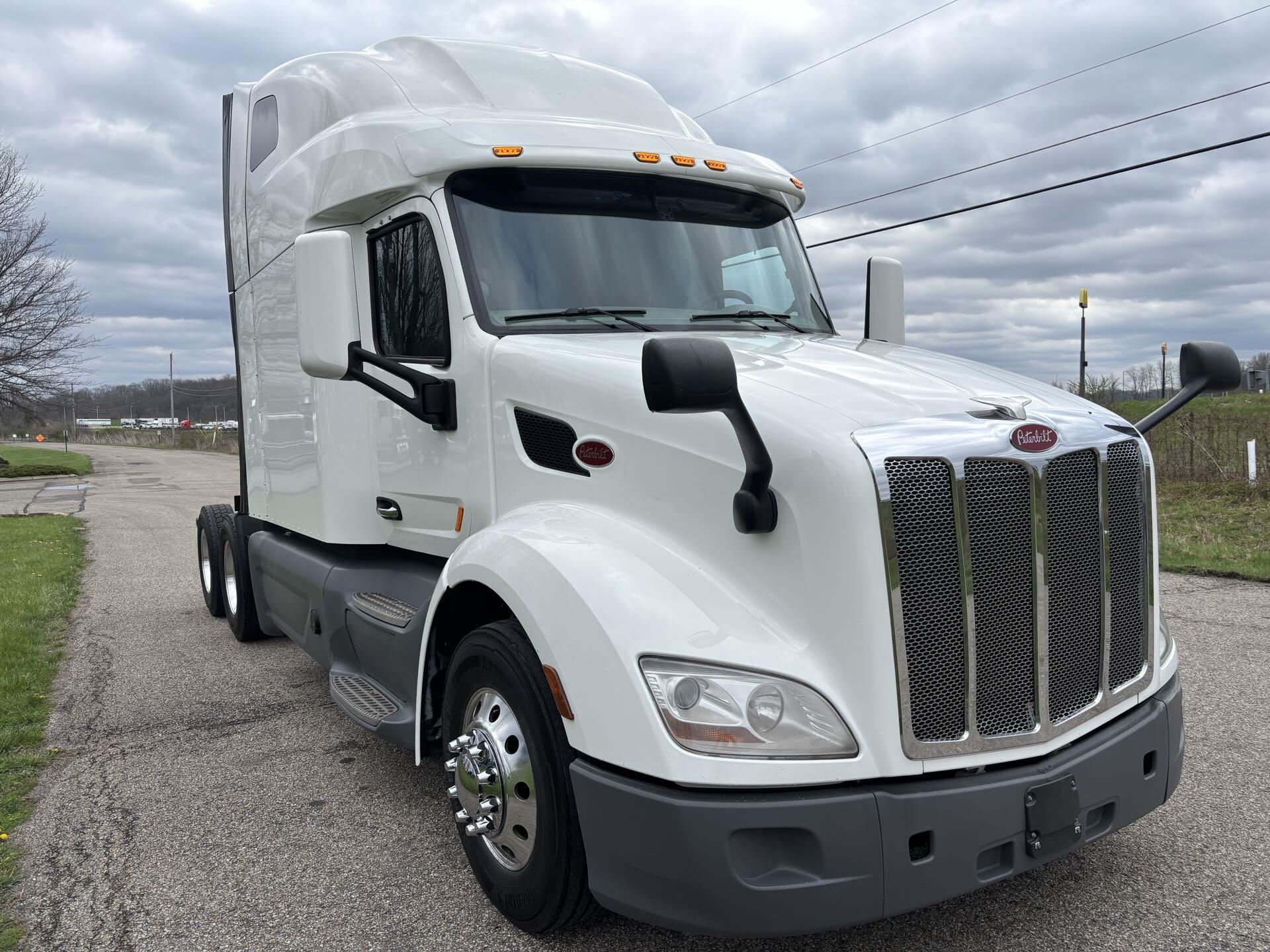 2021 Peterbilt 579 - image 2
