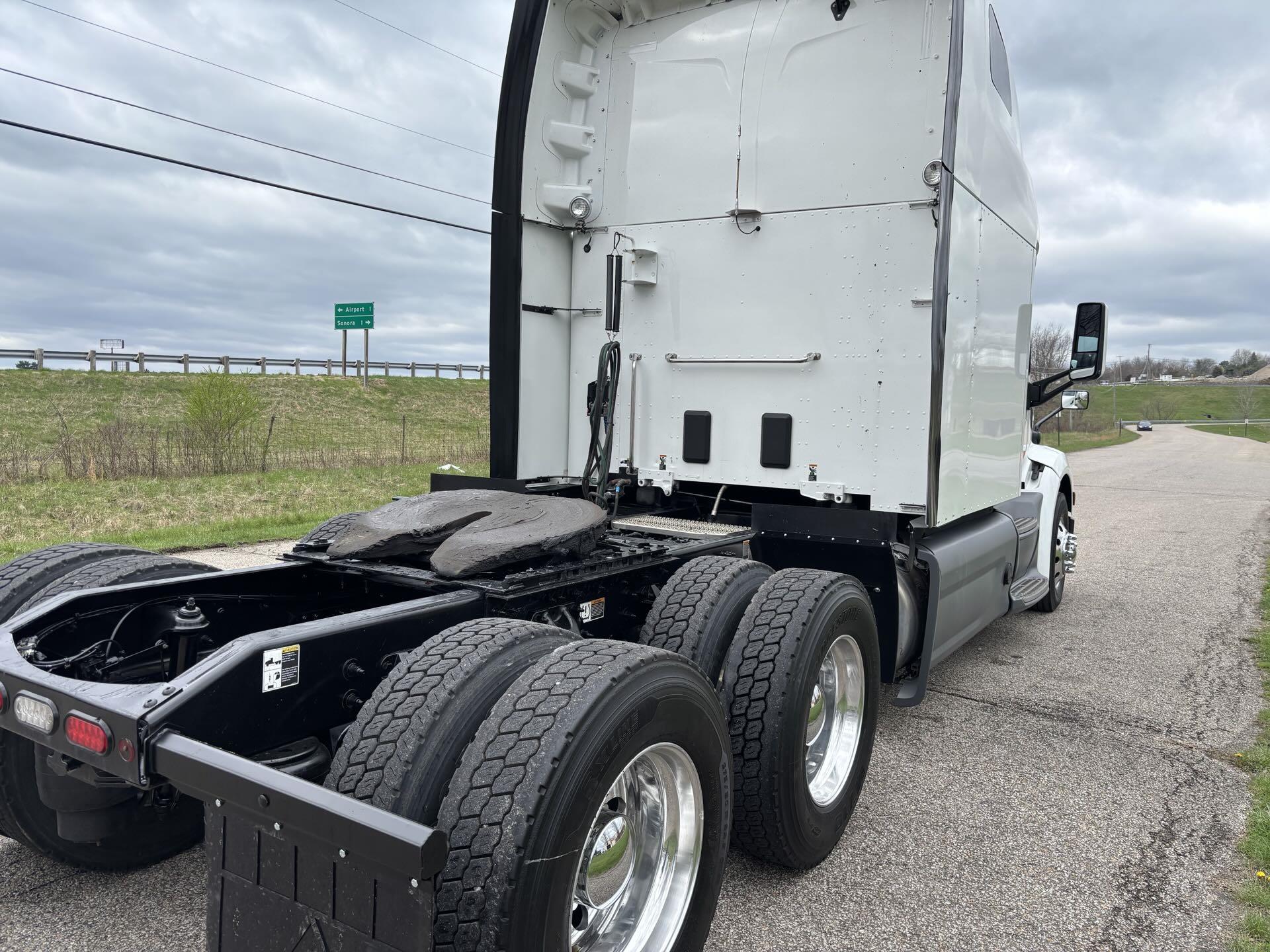 2021 Peterbilt 579 - image 3