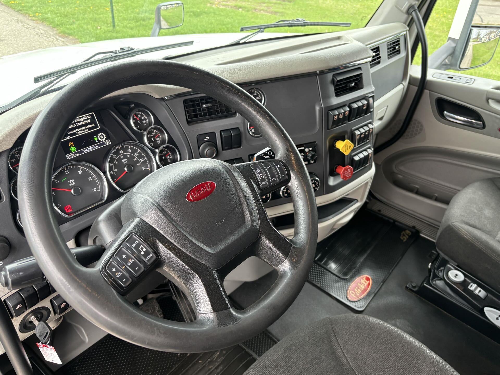 2021 Peterbilt 579 - image 8