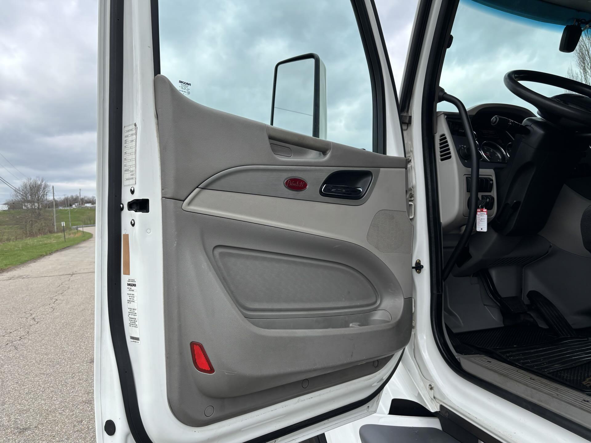 2021 Peterbilt 579 - image 10