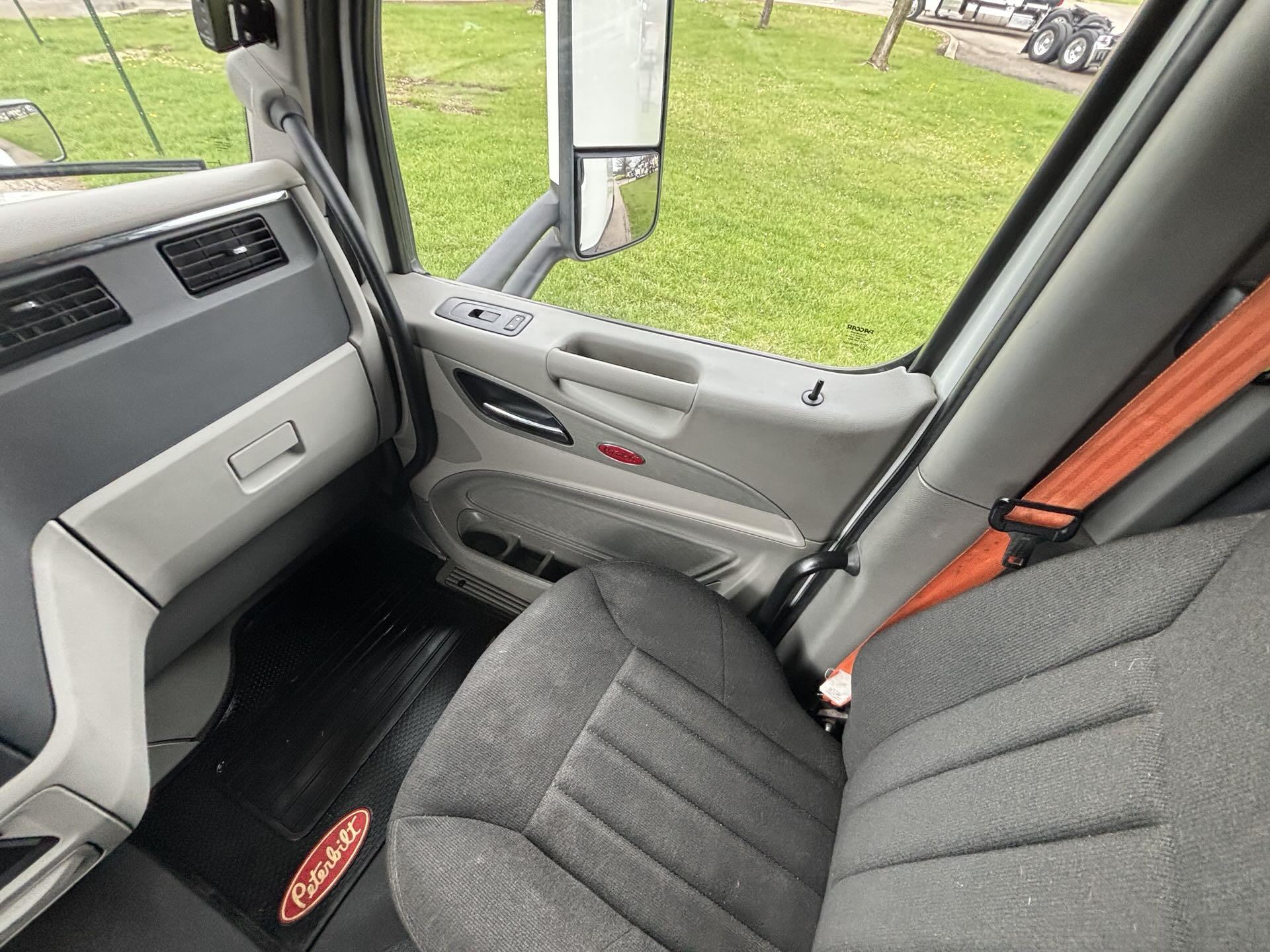 2021 Peterbilt 579 - image 11