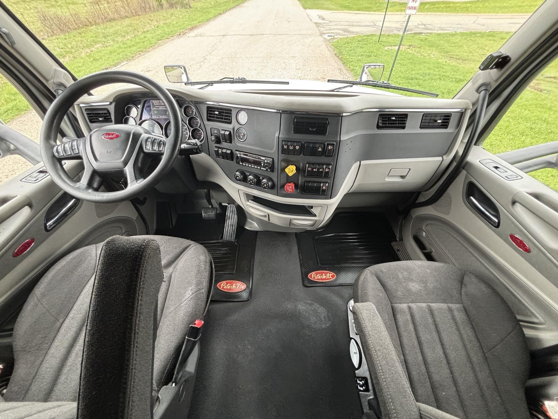 2021 Peterbilt 579 - image 15