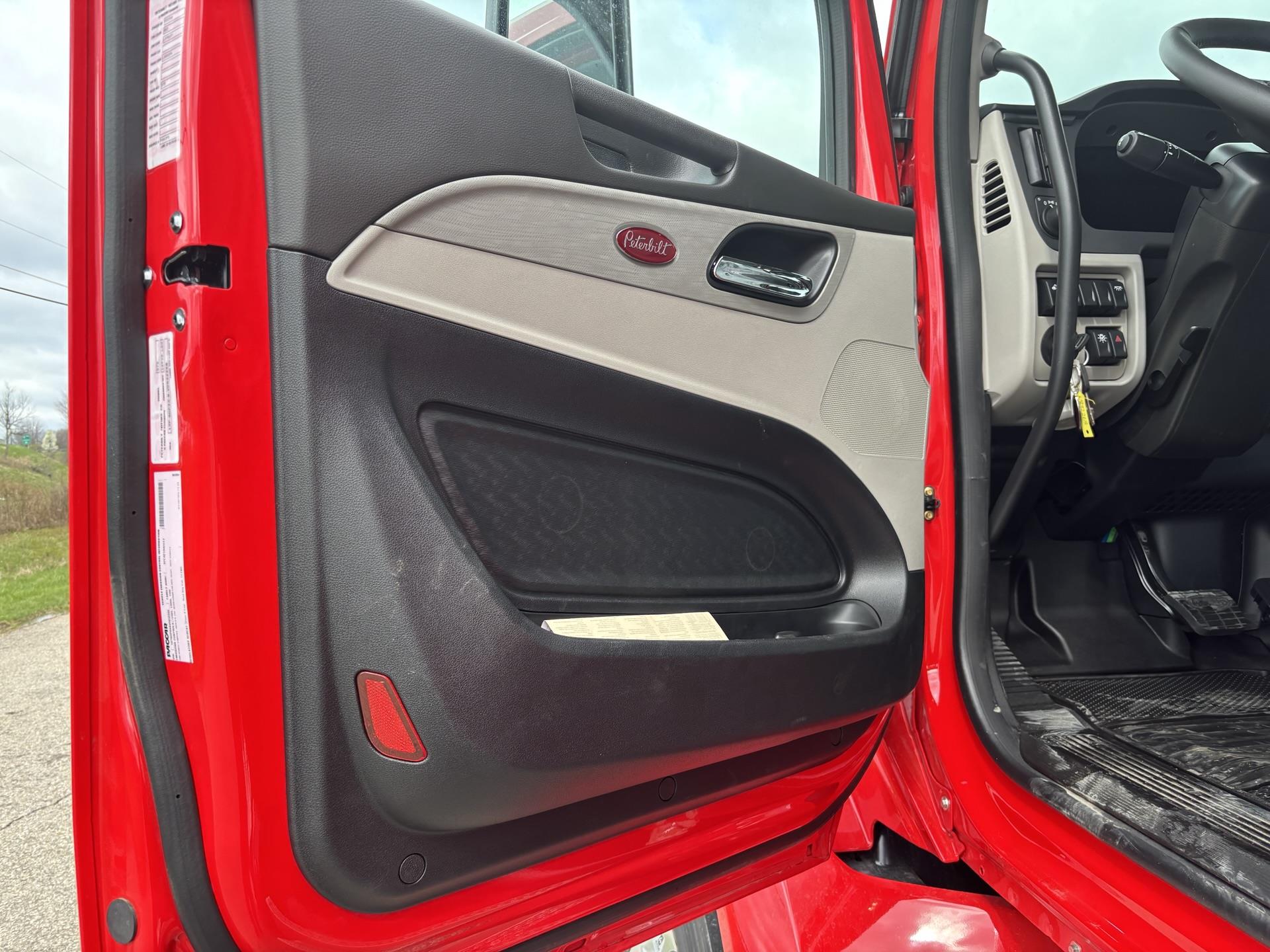2027 Peterbilt 579 in Zanesville, OH — photo 8