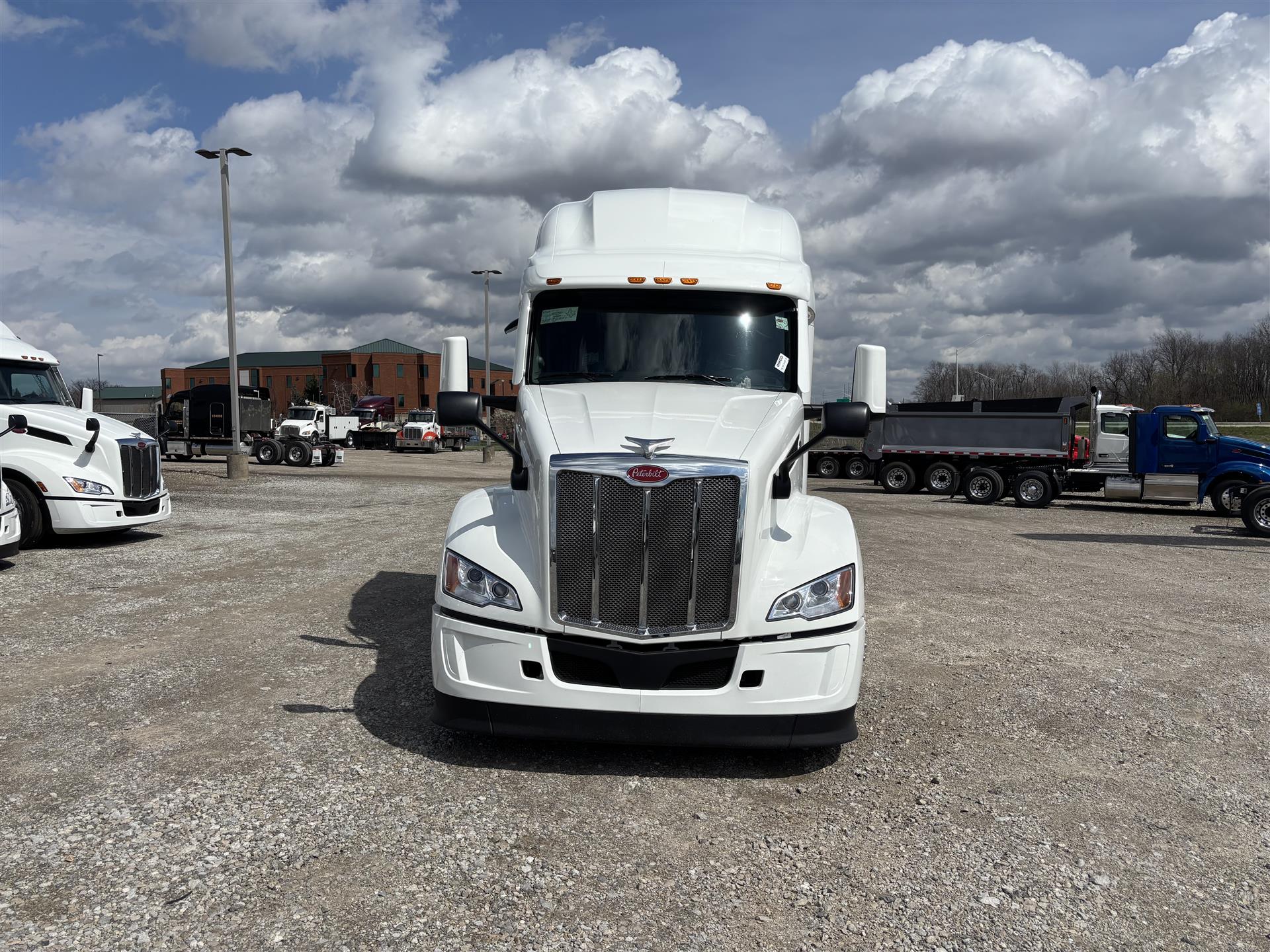 2027 Peterbilt 579 - image 2