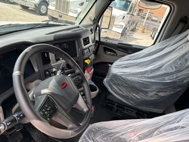 2027 Peterbilt 579 - image 5