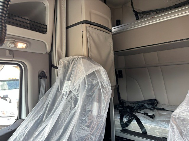 2027 Peterbilt 579 - image 6