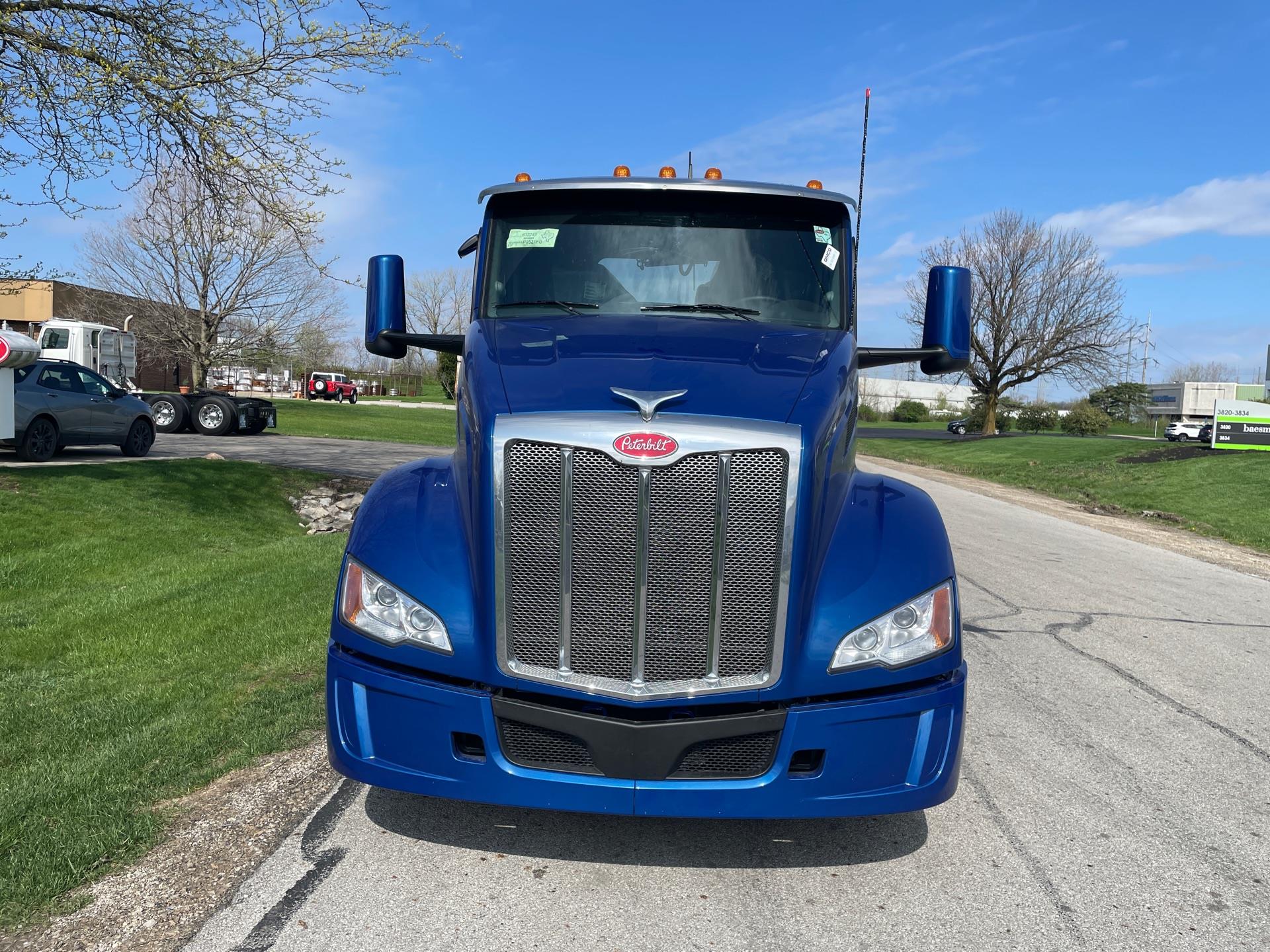2027 Peterbilt 579 - image 2