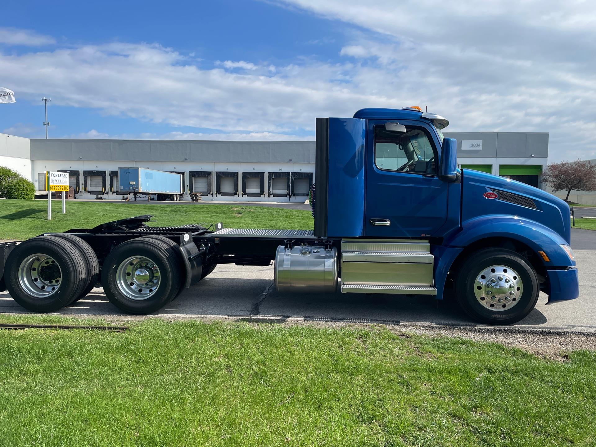 2027 Peterbilt 579 - image 3